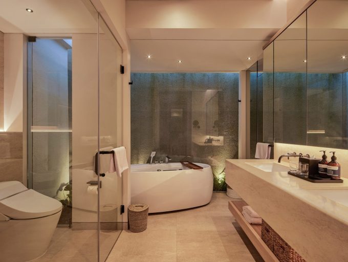 006-Villa-Nini-Elly-Ensuite-bathroom-with-tub-1.jpg