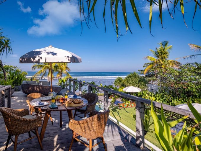 010 Noku Beach House - Hearty breakfast with seaview