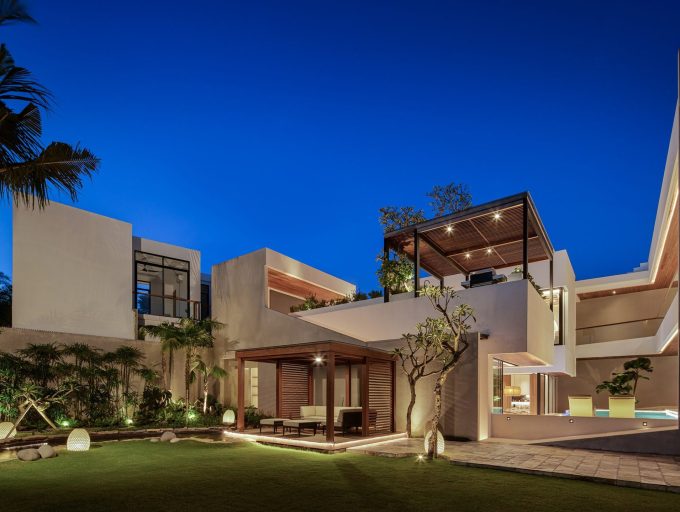 015-Villa-Nini-Elly-Villa-facade-at-night-1.jpg
