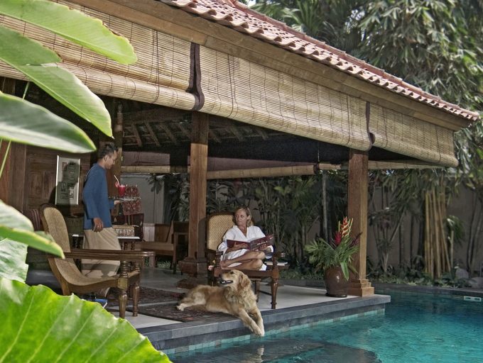 02-Villa Oost Indies - Relaxing poolside