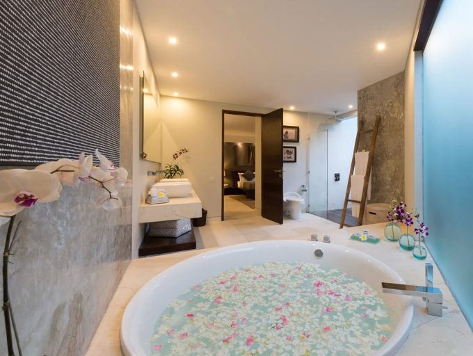 06-Layar-4-bedroom-Flower-petal-bath-1.jpg