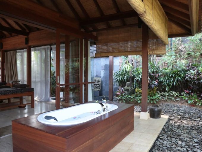 18. Dea Villas - Spa room bathtub