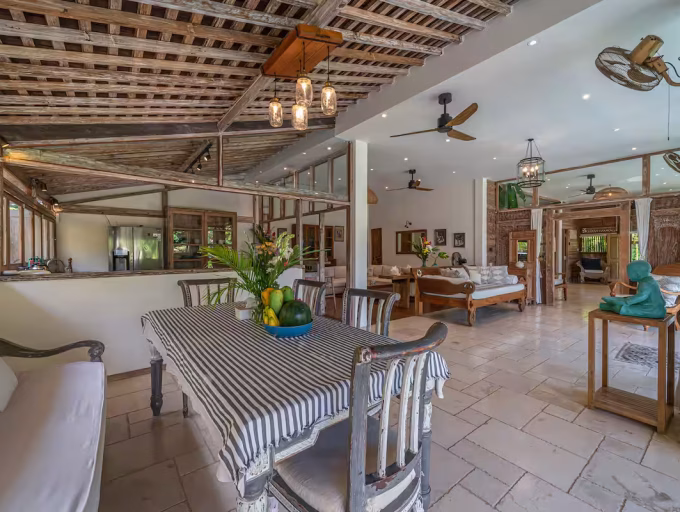 1ST FLOOR DININGROOM