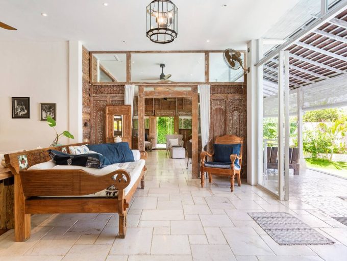 1ST FLOOR LIVINGROOM