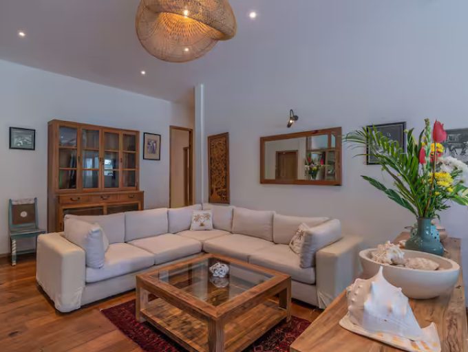 1ST FLOOR LIVINGROOM(1)