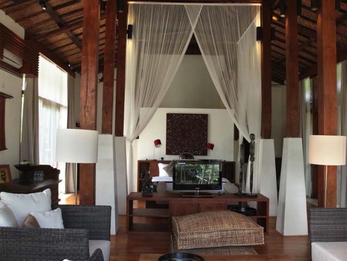 29. Villa Amy - Master bedroom and living area