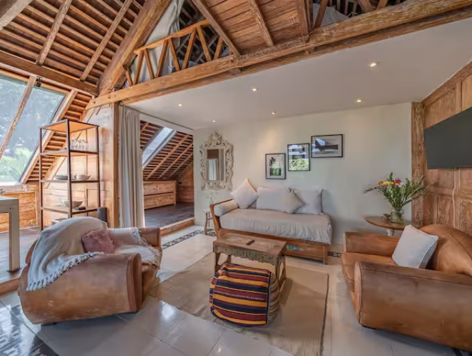 2ND FLOOR LIVINGROOM