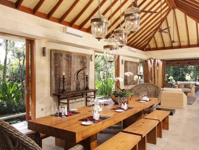 5. Villa Sarasvati - Dining table