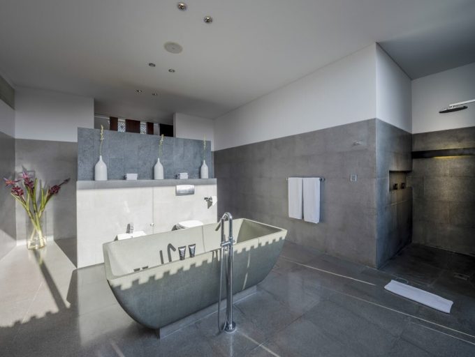 6. Villa Issi - Master bathroom