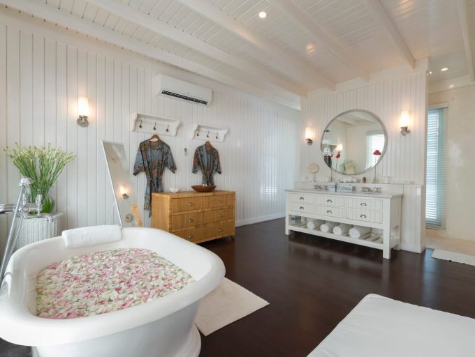 6. Villa Lulito - Master bathroom