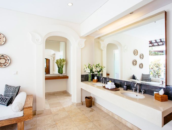 6. Villa Simona Oasis - Darma master ensuite vanity