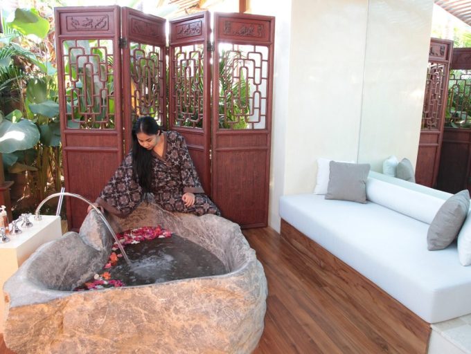 8. Villa Amy - Master bathroom bathtub