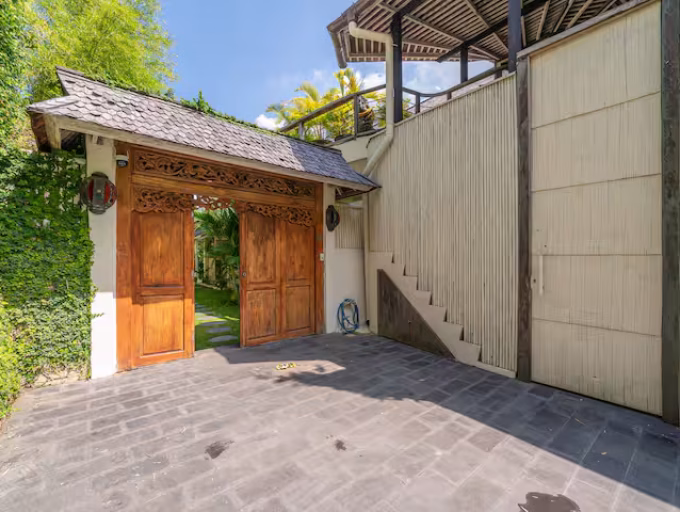 ENTRANCE GATE