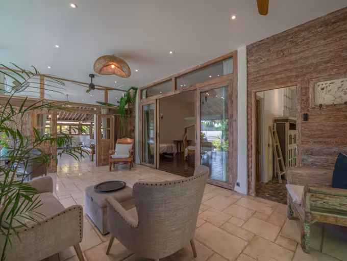 ENTRANCE SEATING AREA