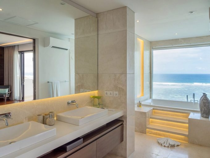 Grand Cliff Nusa Dua - Ensuite master bathroom