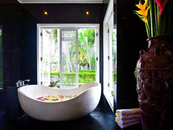 Puri-Nirwana-ensuite-bathtub-1.jpg