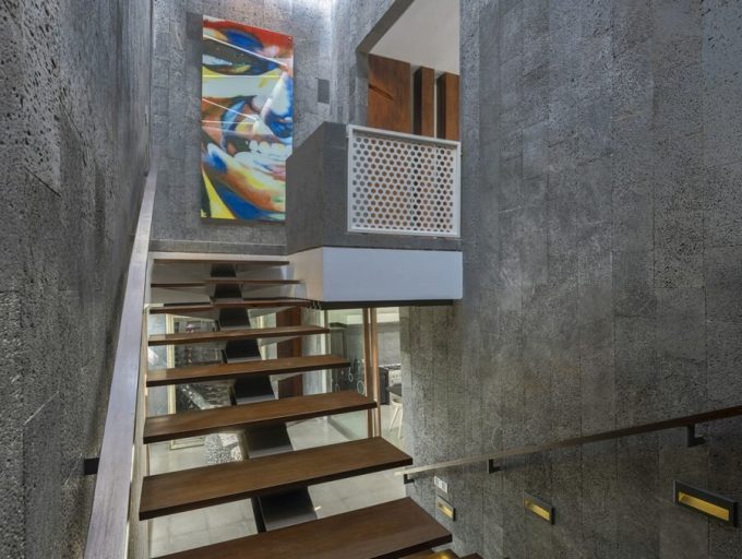 Villa Issi - Staircase towards the villa rooms