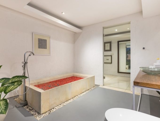 Villa Yasa Bathroom1-7243