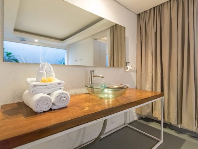 Villa Yasa Bathroom2-7140